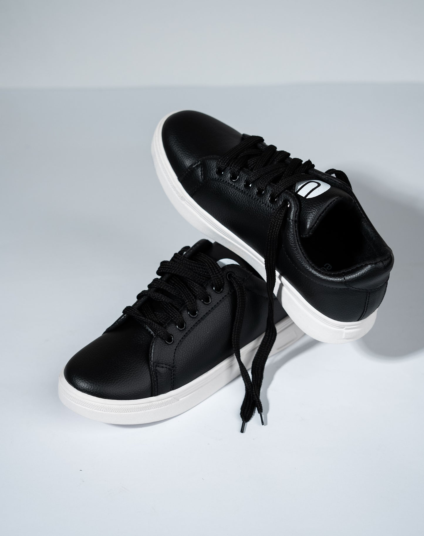 Basic Black Sneaker BC1
