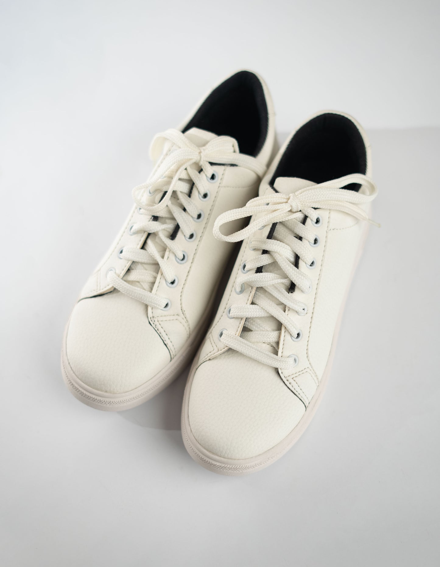 Basic White Sneaker BC2