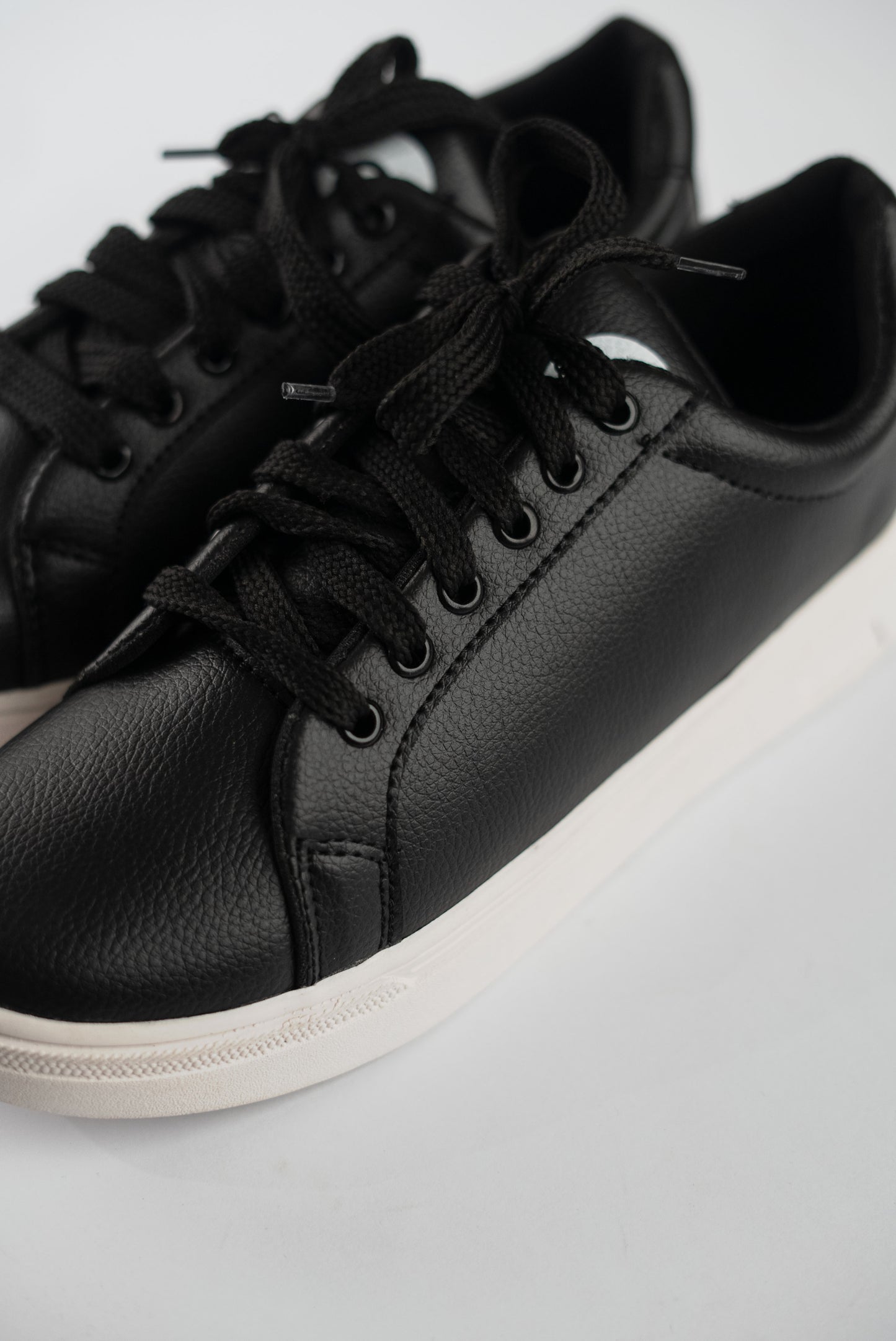 Basic Black Sneaker BC1