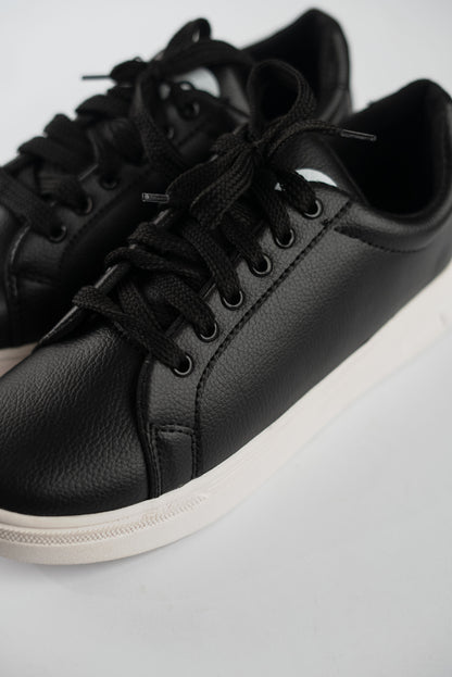 Basic Black Sneaker BC1