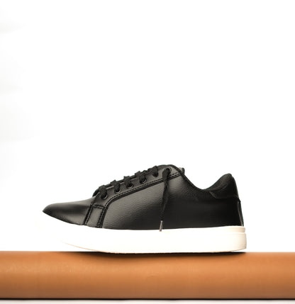 Basic Black Sneaker